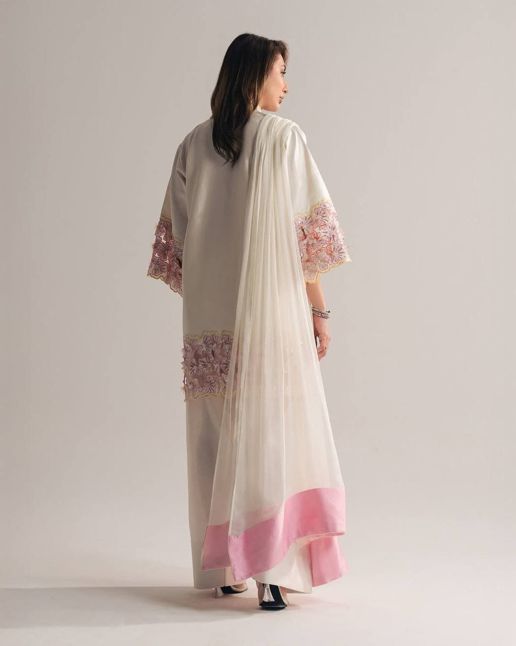 Where Minimalism Meets Luxury – A Stunning Ethnic Look Adorned with Subtle Embroidery, Pearls, and Romantic Floral Vibes thumbnail 3