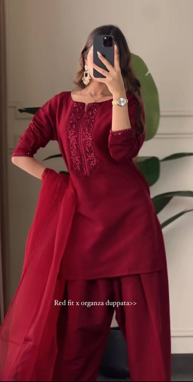 Chic Maroon Silk Ensemble with Organza Dupatta and Embellished Clutch thumbnail 2