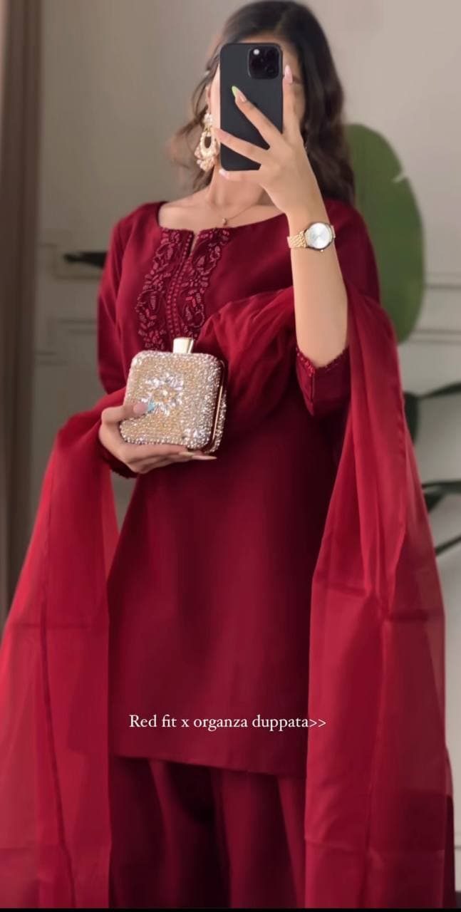 Chic Maroon Silk Ensemble with Organza Dupatta and Embellished Clutch thumbnail 4