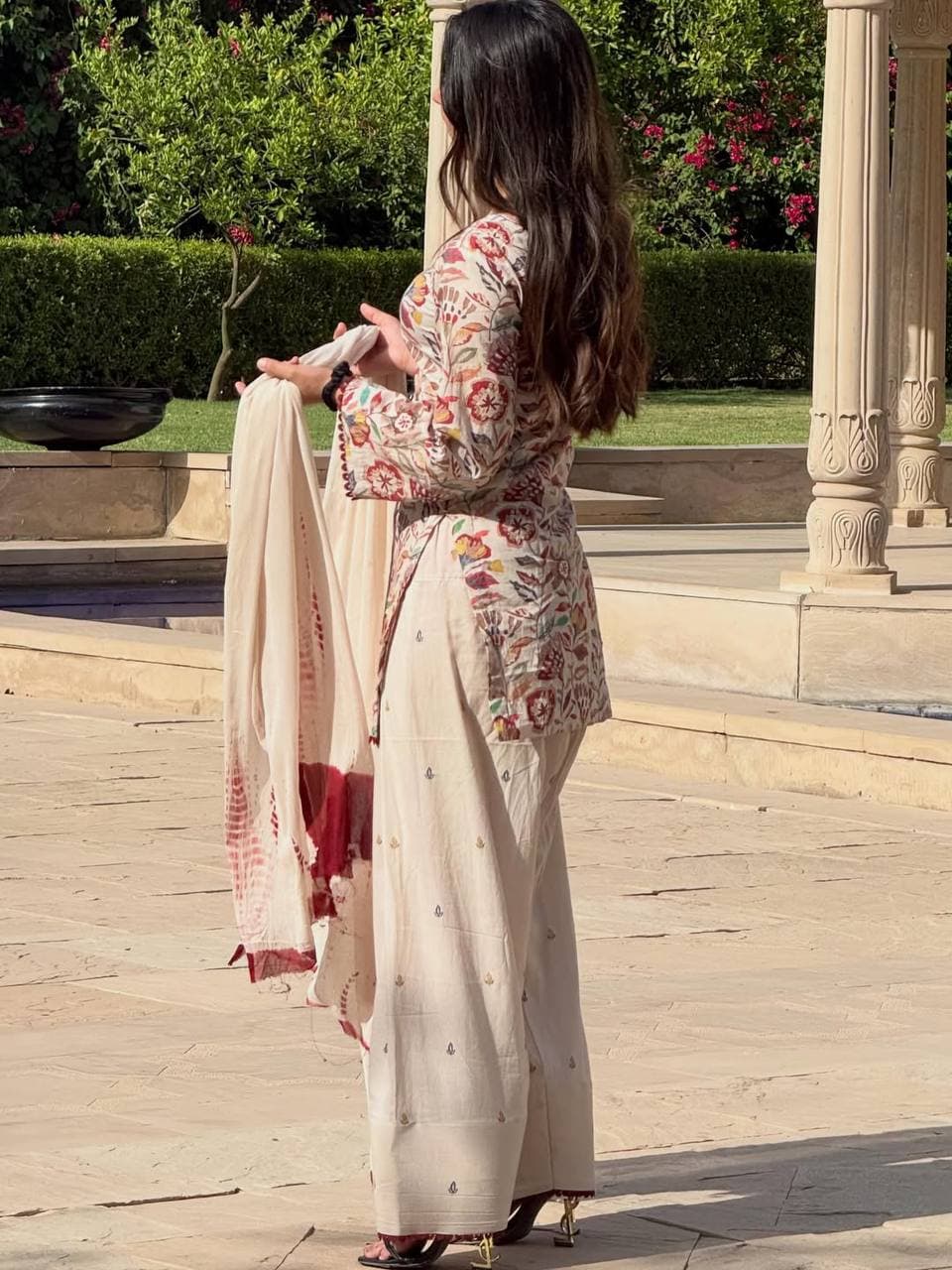 Women Off-White Floral Printed Cotton Kurta Set with Dupatta & Straight Pants thumbnail 5