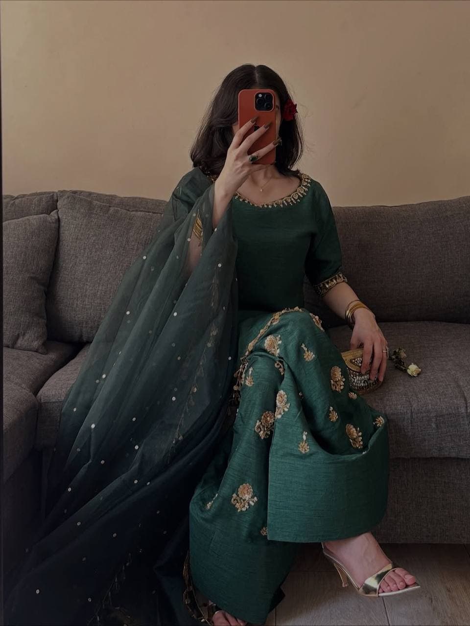 Women's Emerald Green Zari Embroidered Silk Blend Kurta Set with Flared & Dupatta thumbnail 2