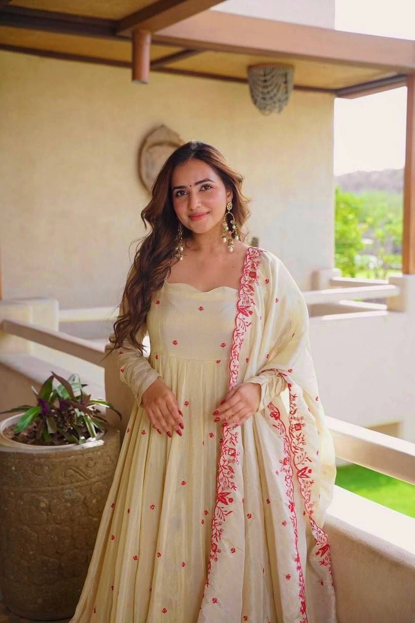 Women's Cream Floral Embroidered Anarkali Kurta Set with Dupatta thumbnail 4