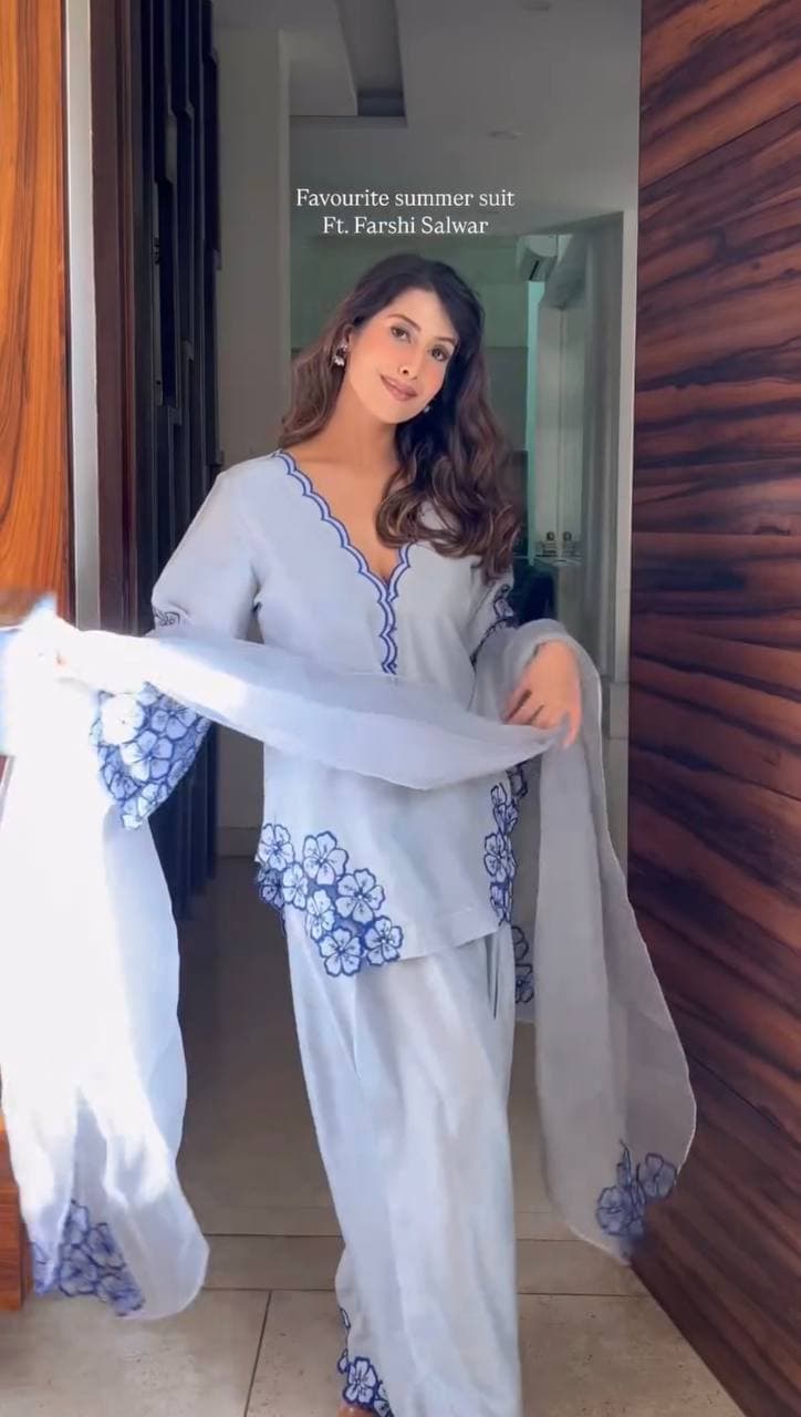 Timeless Glamour: Kareena Kapoor Khan Stuns in Grey Elegance thumbnail 2