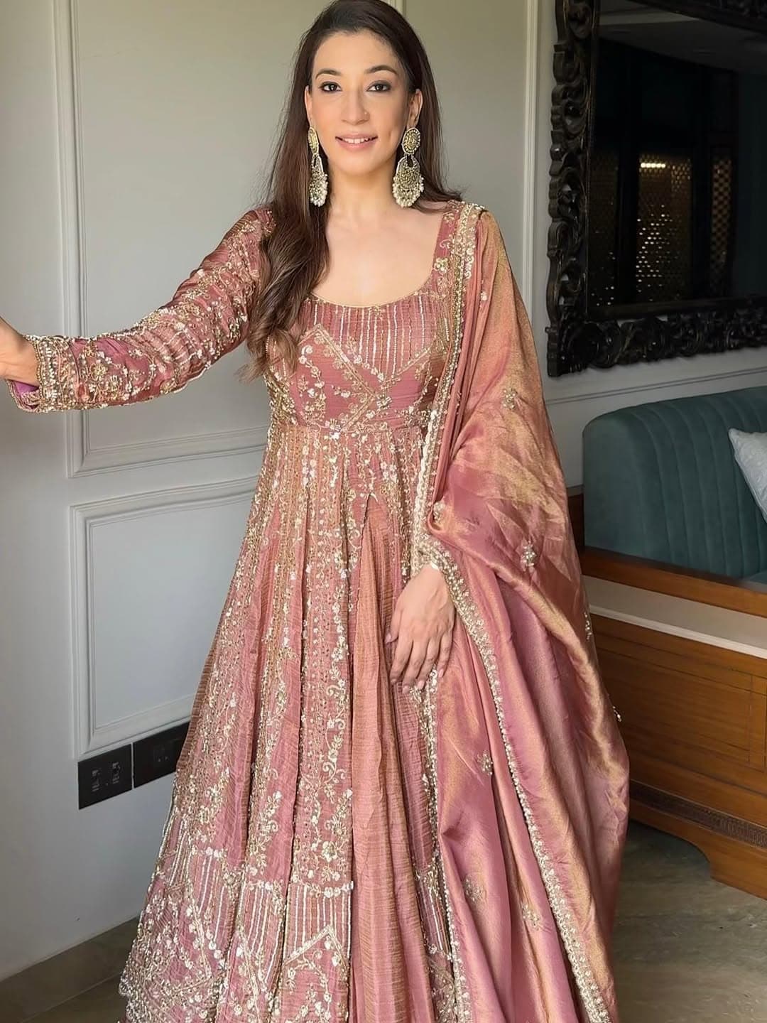 Aishwarya Rai's Exquisite Elegance in Pink Anarkali