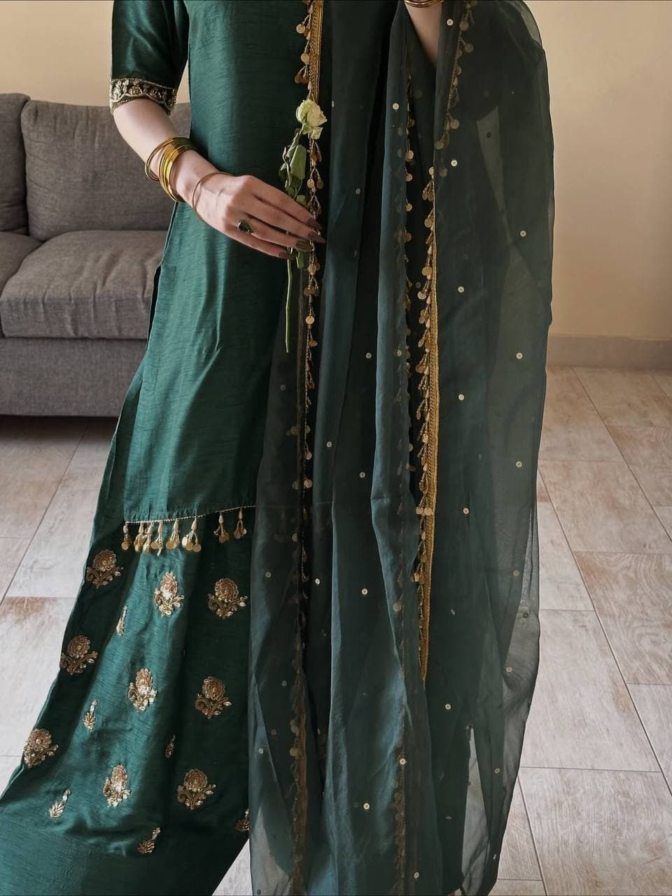 Women's Emerald Green Zari Embroidered Silk Blend Kurta Set with Flared & Dupatta thumbnail 6