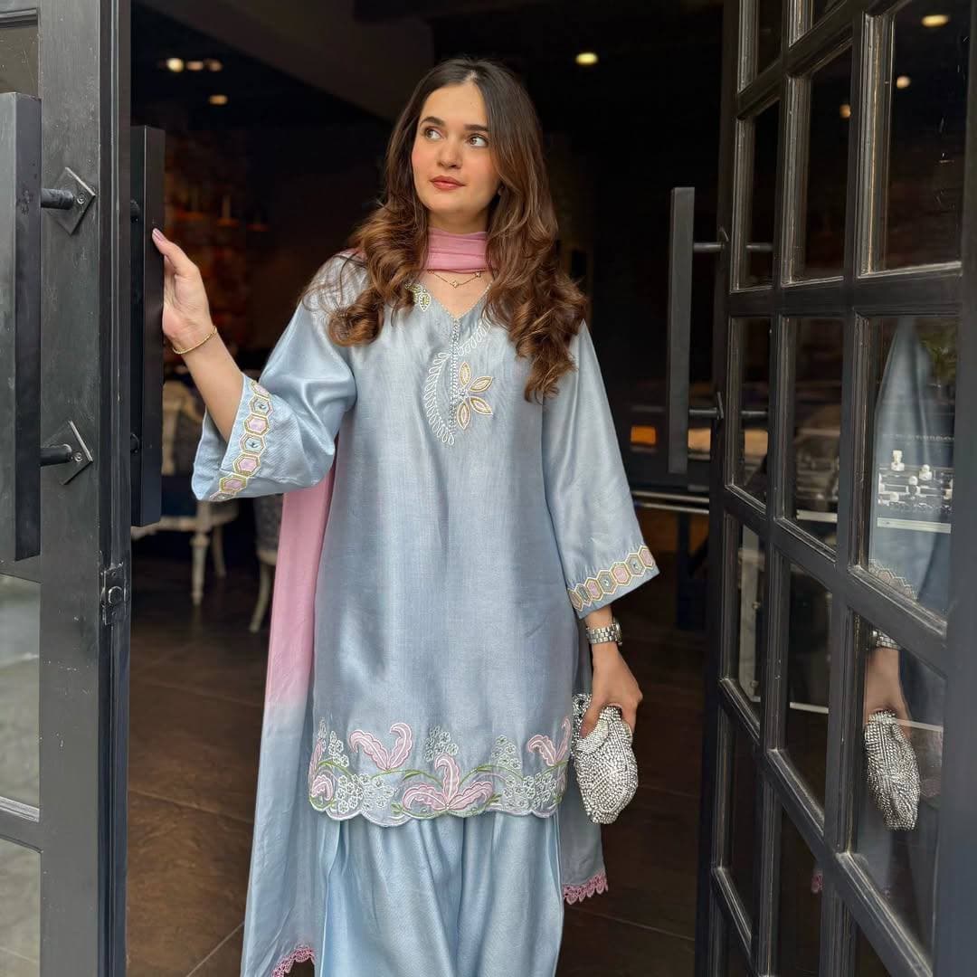 Graceful Pastel Blue Kurta Set with Pink Accents thumbnail 4