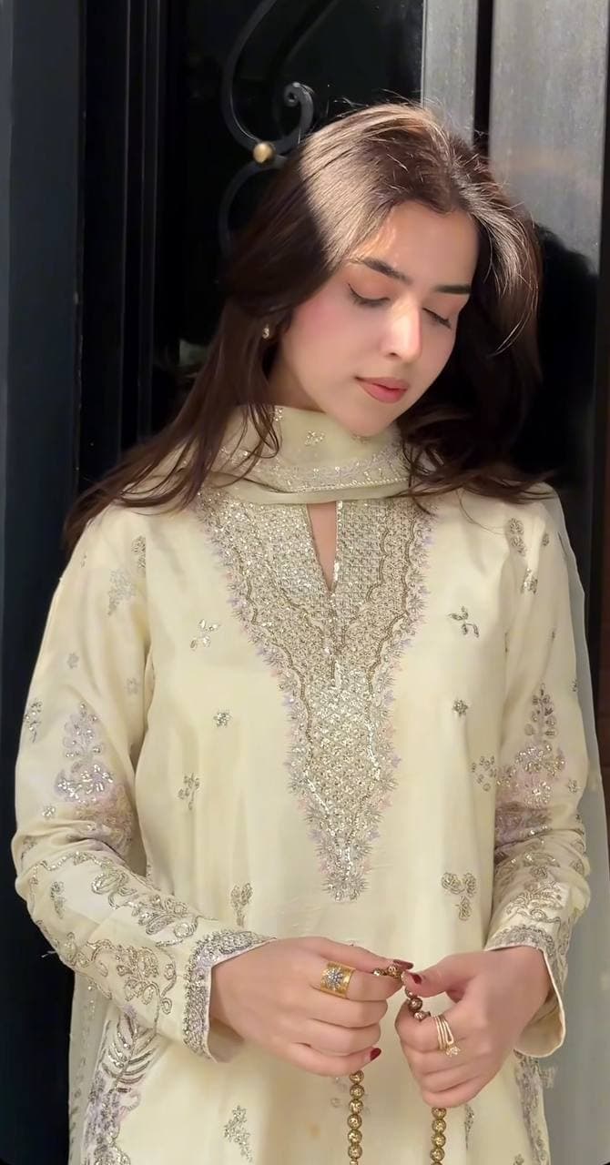 Subtle Luxury in Soft Ivory Classic Festive Look thumbnail 5