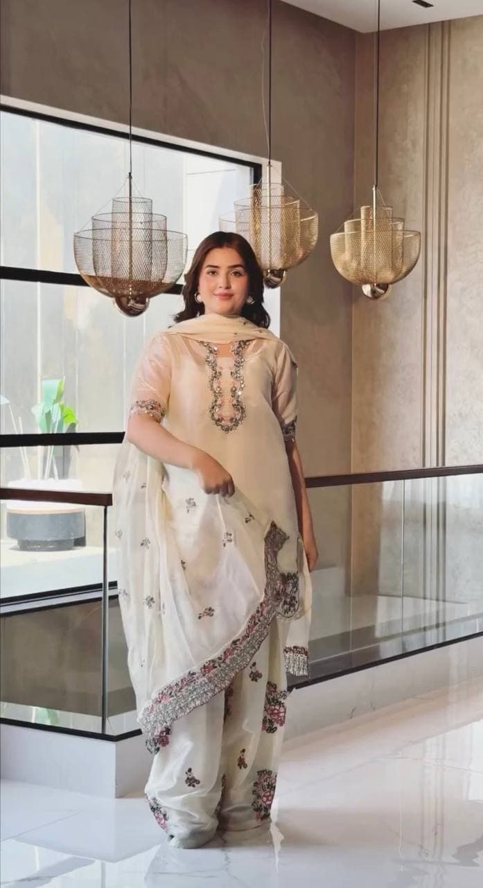 Elegant Off-White Embroidered Organza Pakistani Salwar Suit Set with Dupatta