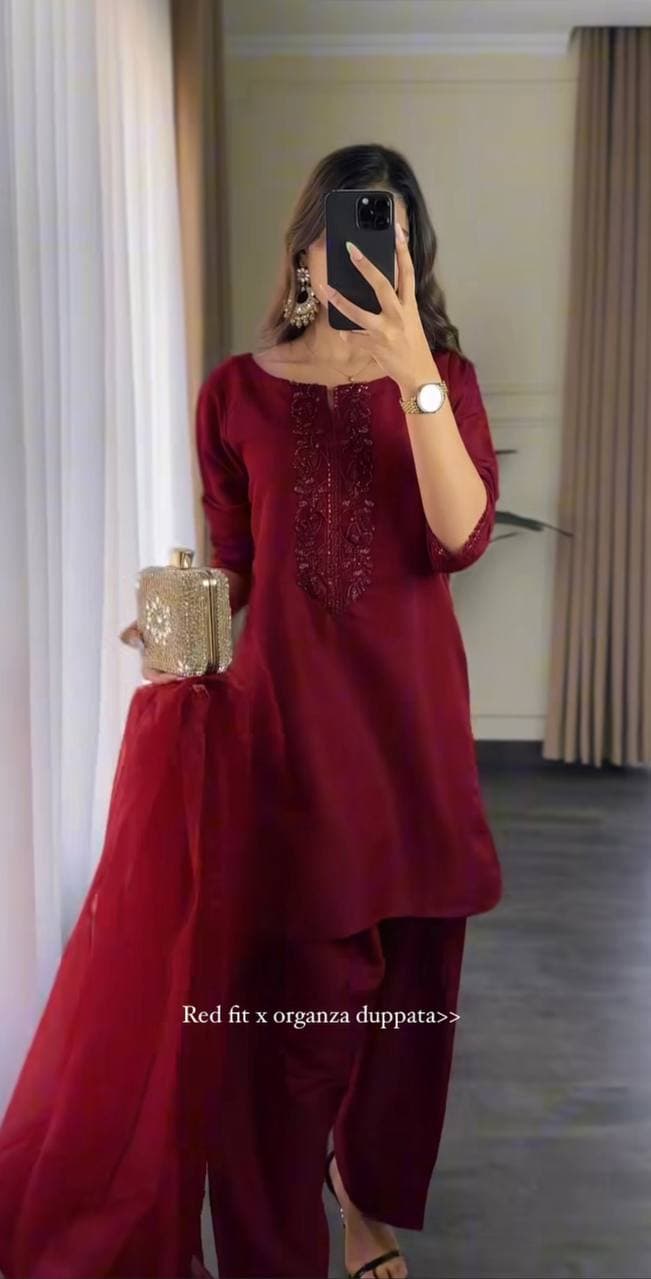 Chic Maroon Silk Ensemble with Organza Dupatta and Embellished Clutch thumbnail 5