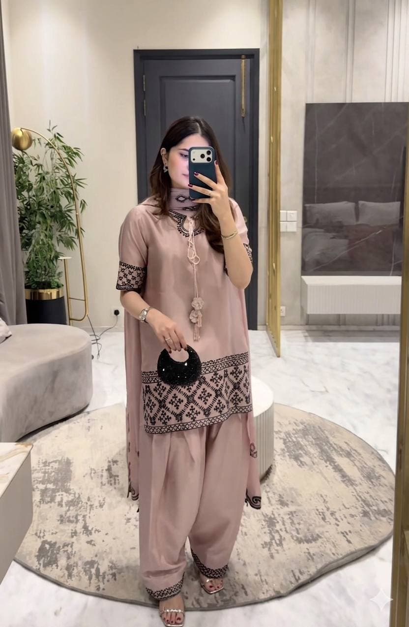 Effortlessly chic look with soft glam and neutral vibes thumbnail 3