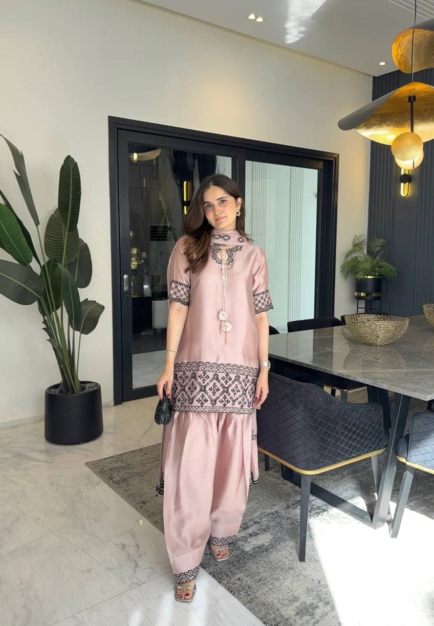 Effortlessly chic look with soft glam and neutral vibes