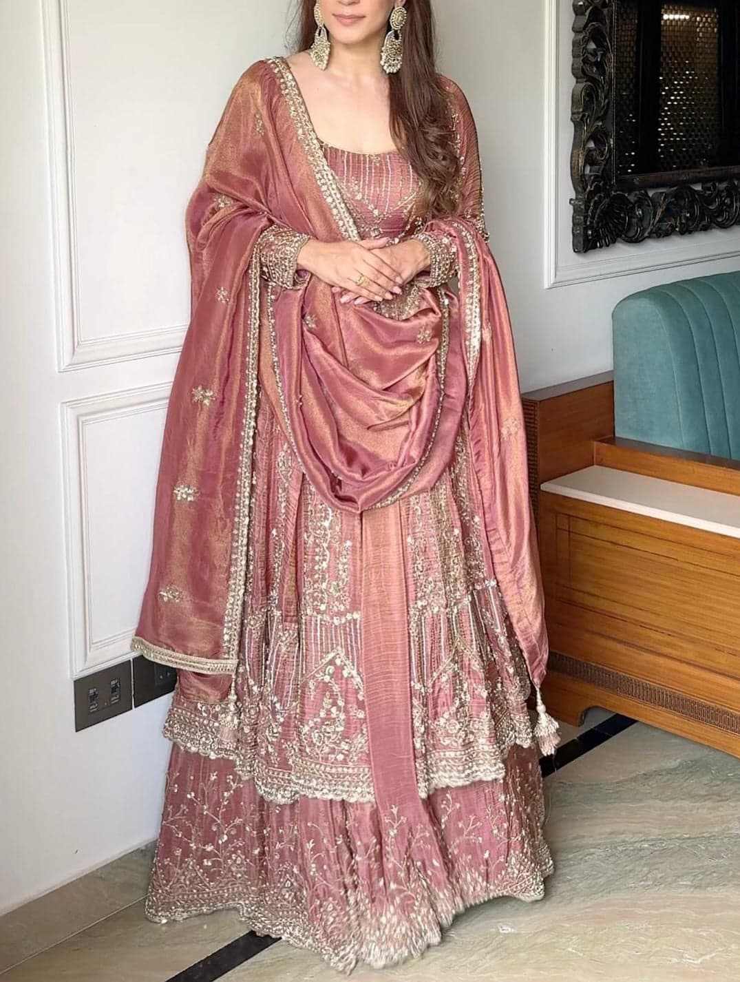 Aishwarya Rai's Exquisite Elegance in Pink Anarkali thumbnail 2