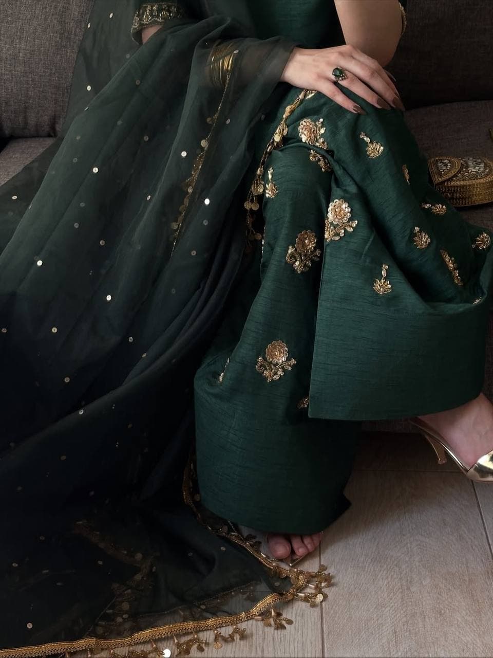 Women's Emerald Green Zari Embroidered Silk Blend Kurta Set with Flared & Dupatta thumbnail 5