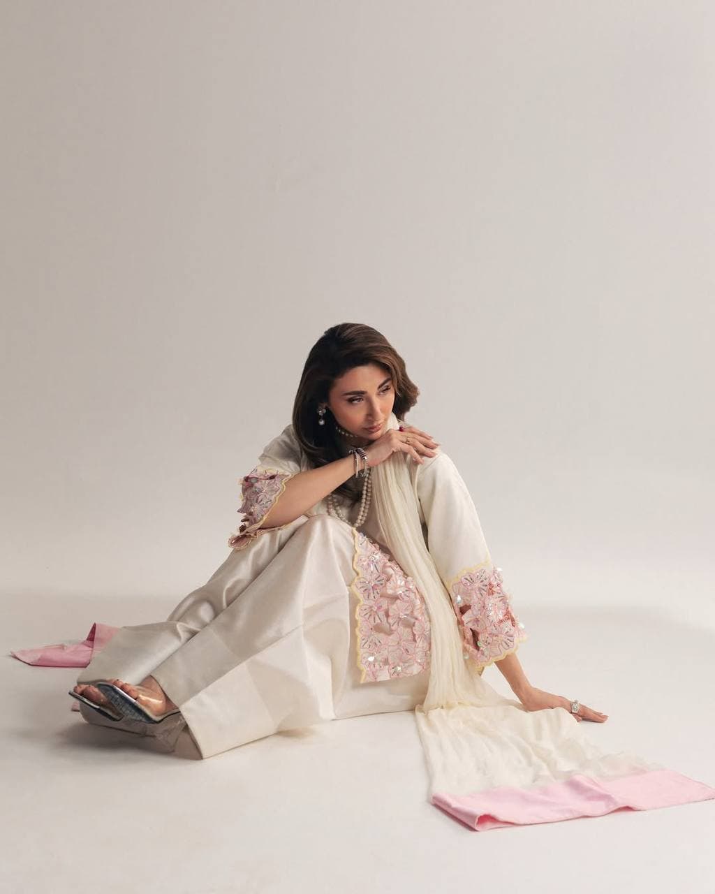 Where Minimalism Meets Luxury – A Stunning Ethnic Look Adorned with Subtle Embroidery, Pearls, and Romantic Floral Vibes thumbnail 5