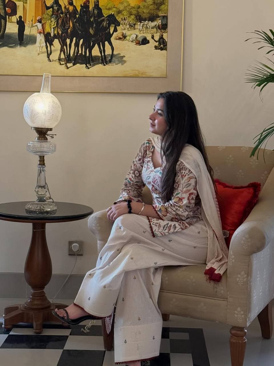 Women Off-White Floral Printed Cotton Kurta Set with Dupatta & Straight Pants thumbnail 9