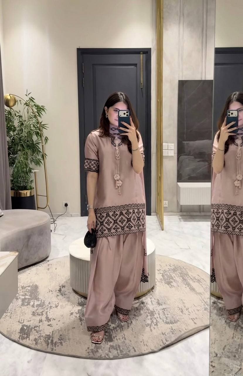 Effortlessly chic look with soft glam and neutral vibes thumbnail 7