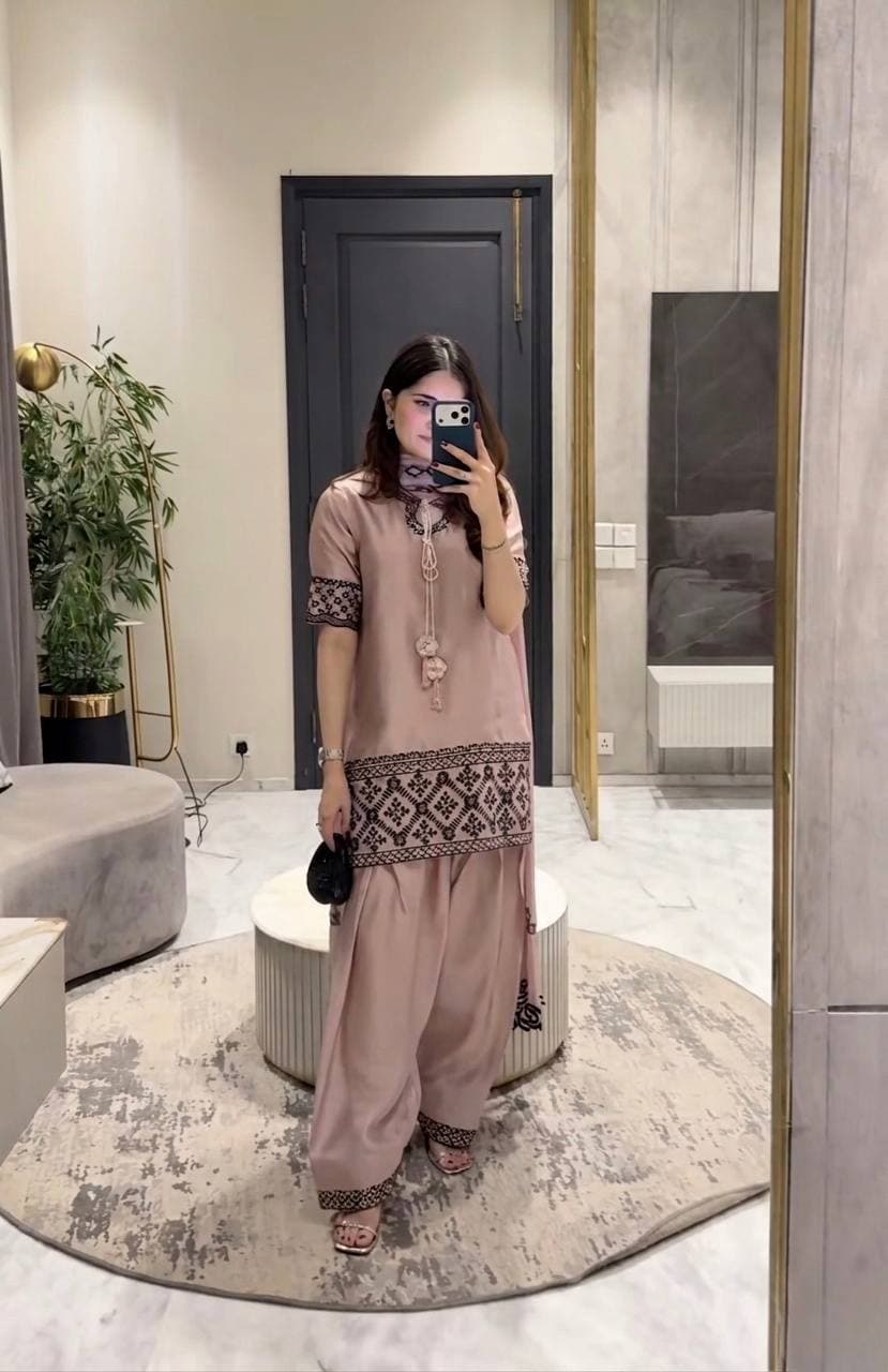 Effortlessly chic look with soft glam and neutral vibes thumbnail 5