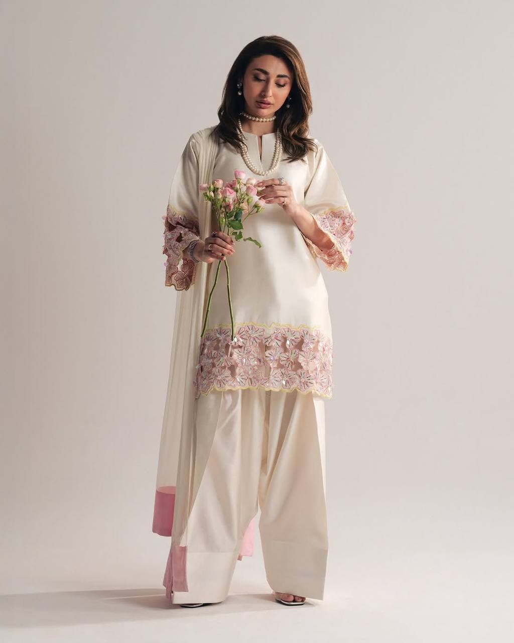 Where Minimalism Meets Luxury – A Stunning Ethnic Look Adorned with Subtle Embroidery, Pearls, and Romantic Floral Vibes thumbnail 4