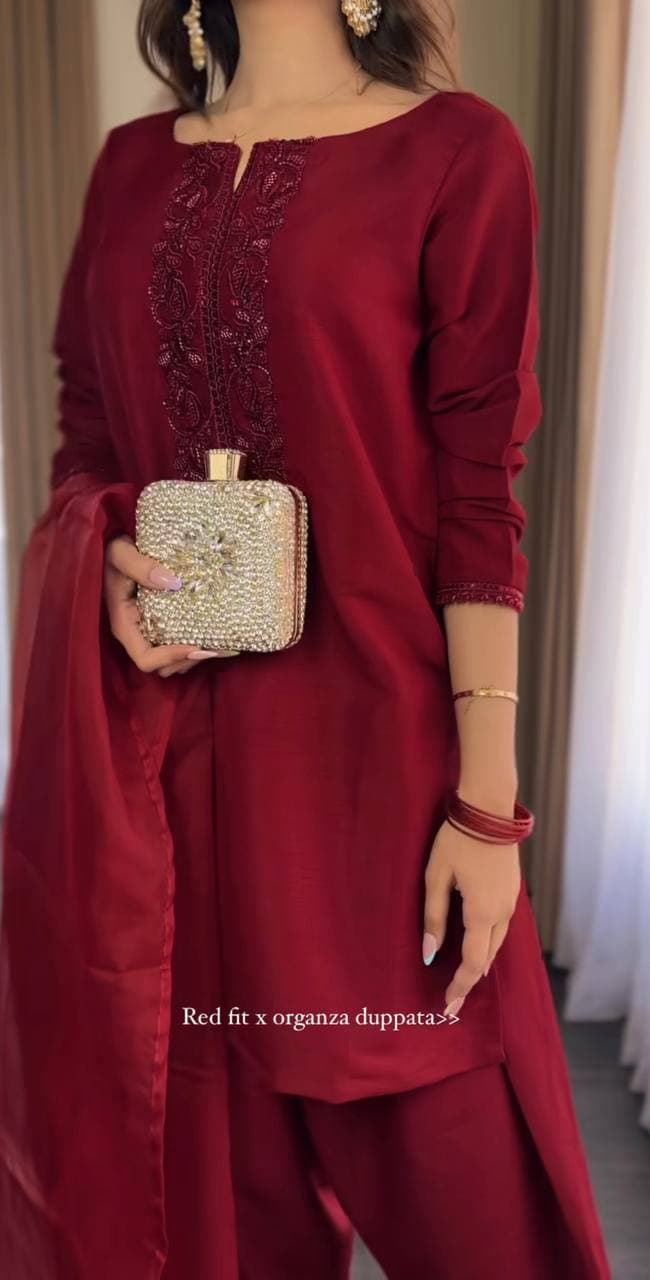 Chic Maroon Silk Ensemble with Organza Dupatta and Embellished Clutch thumbnail 3