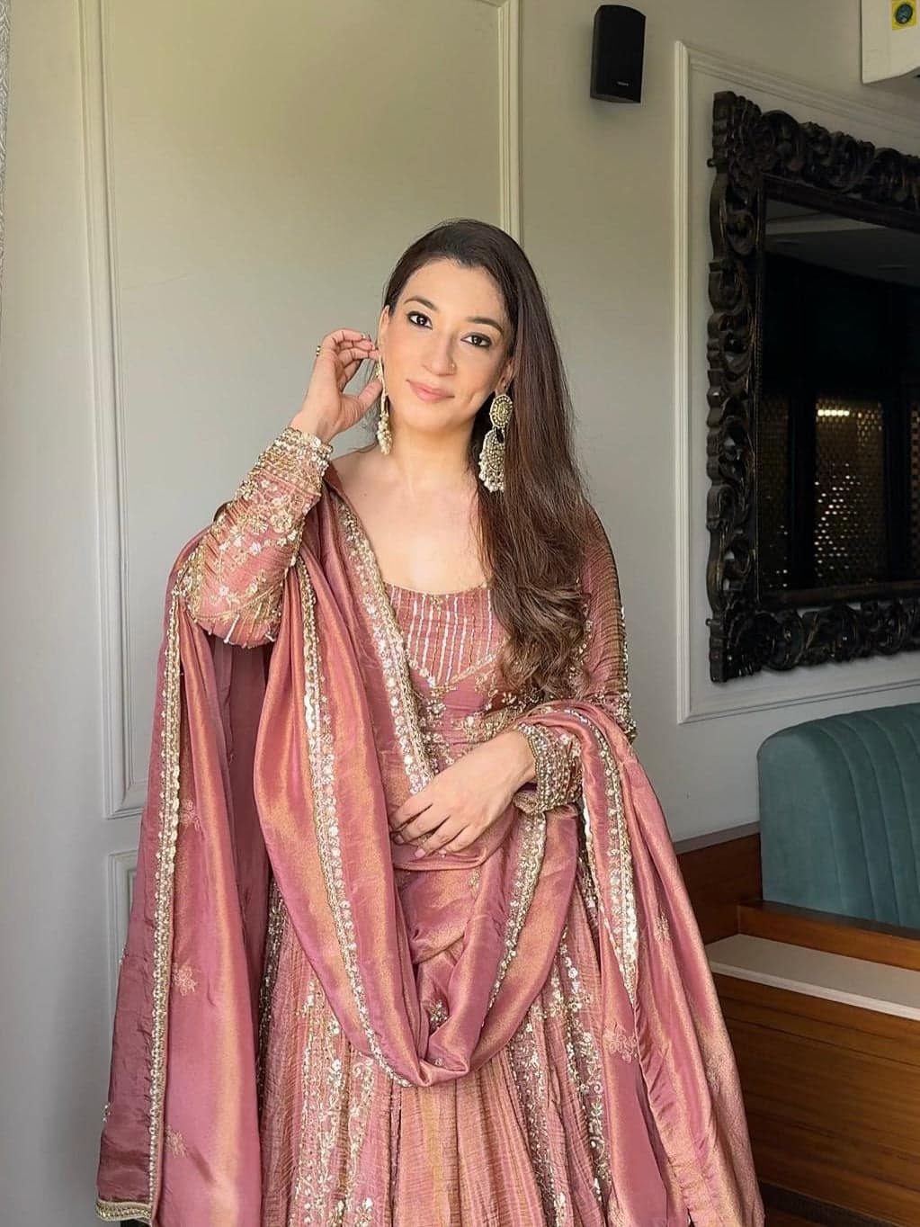 Aishwarya Rai's Exquisite Elegance in Pink Anarkali thumbnail 3